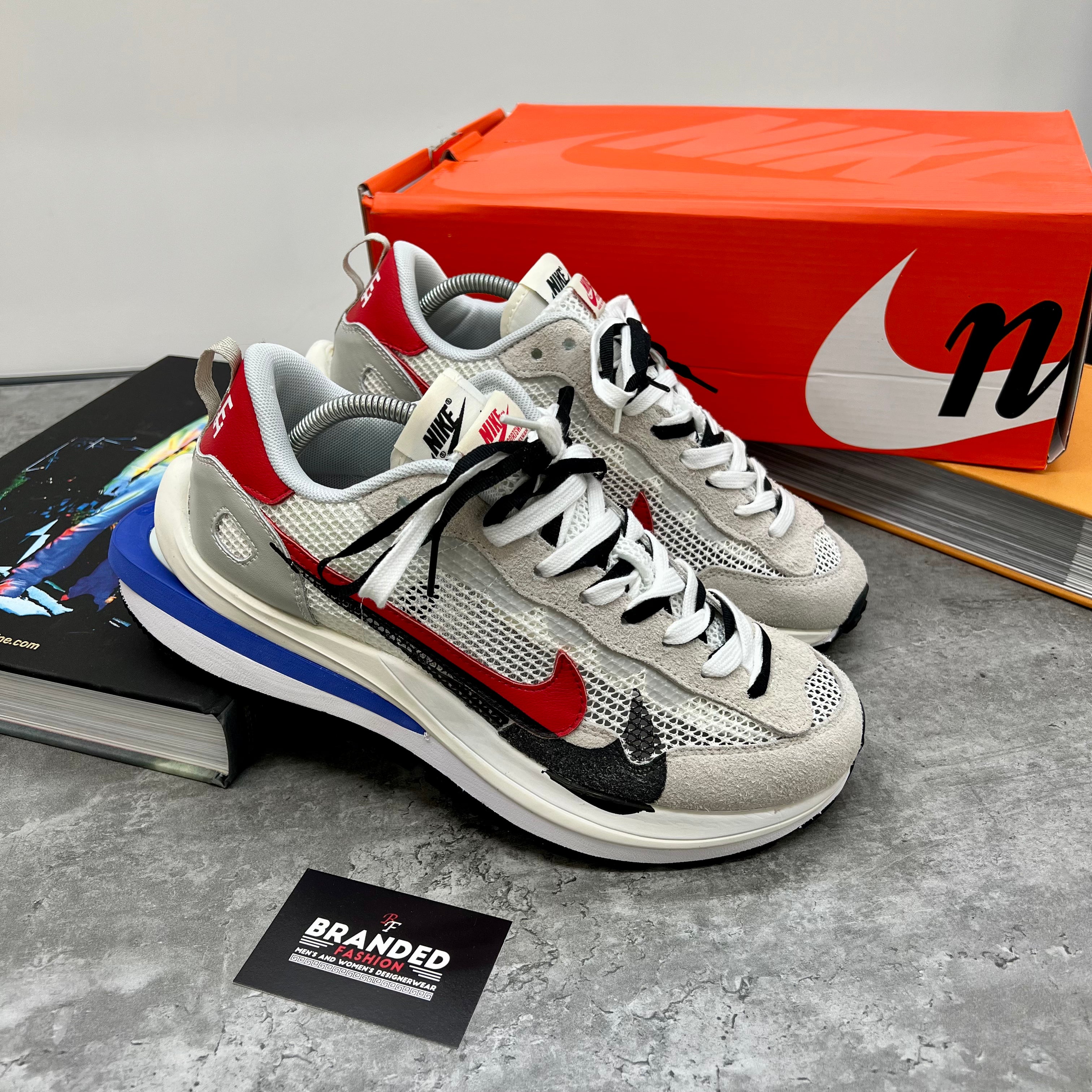 NIKE SACAI TRAINERS - GREY / RED / BLUE